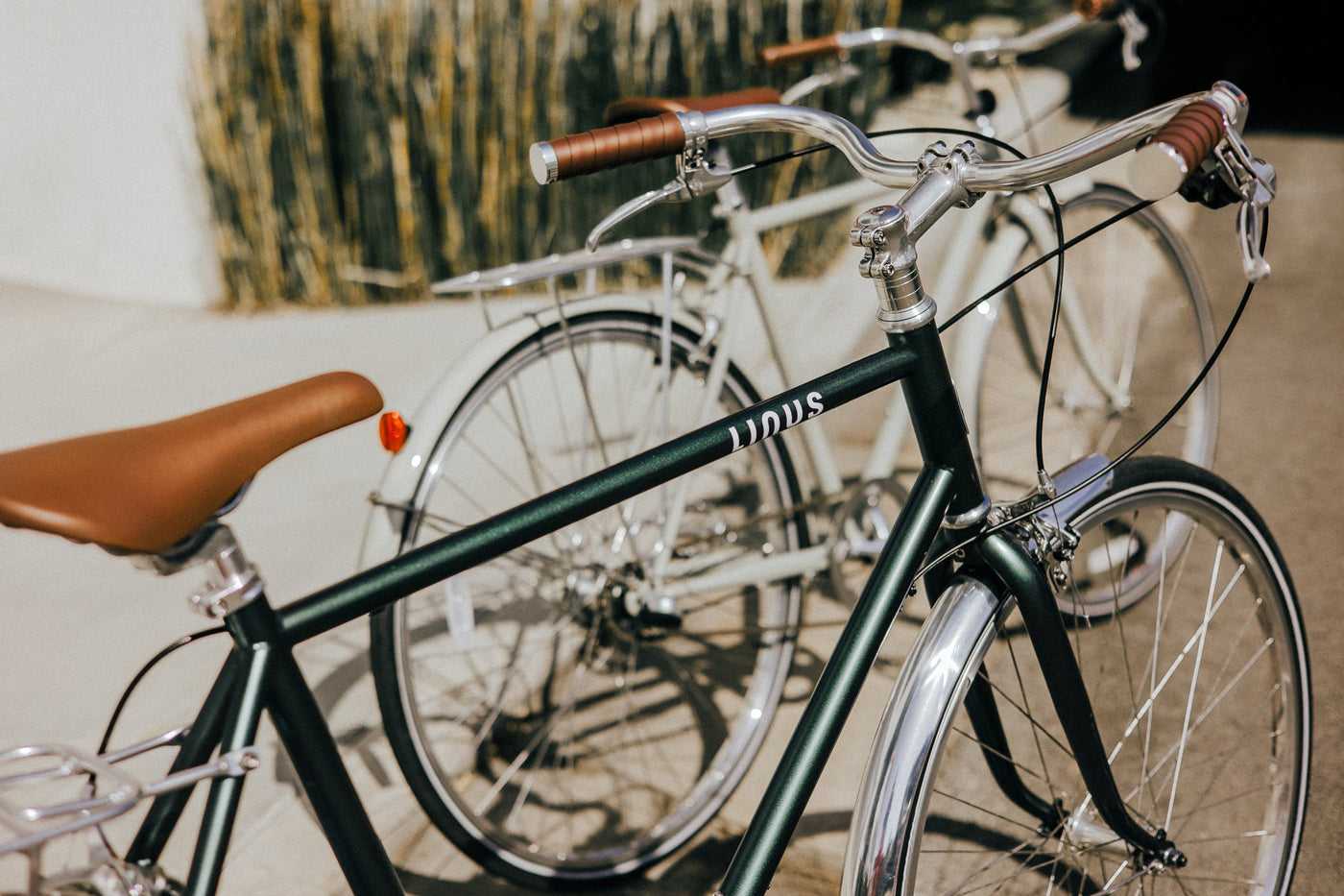 Linus full bike collection featuring city, electric, and leisure bicycles with step-through and diamond frames, designed for daily commuting and casual riding.